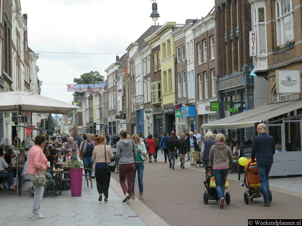 De belangrijkste winkelstraten in het centrum van de stad: de Hinthamerstraat, de Kerkstraat, de Hooge Steenweg en de Vughterstraat komen op de Markt uit.